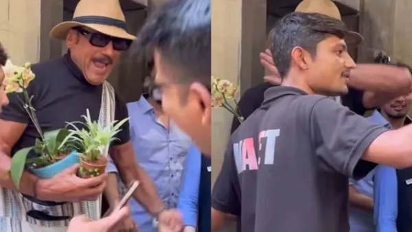 ‘আমি কি মেয়ে, যে কোমরে হাত দিচ্ছ?’