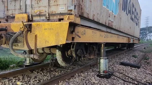 সাড়ে ৬ ঘণ্টা পর ব্রাহ্মণবাড়িয়ায় লাইনচ্যুত ট্রেন উদ্ধার