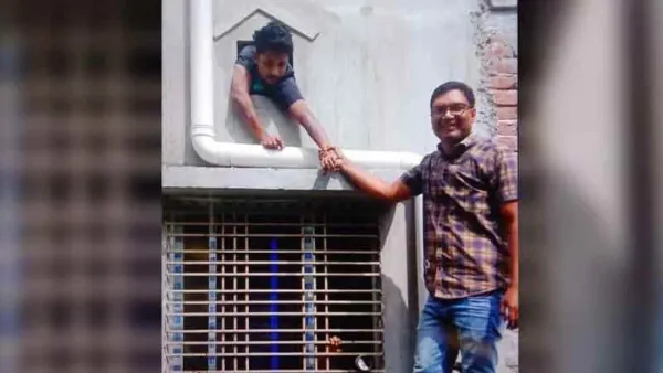 ভেন্টিলেটর দিয়ে পালানোর সময় ধরা