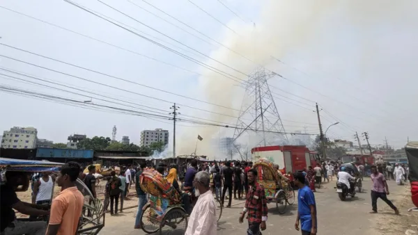 হাজারীবাগে টিনশেড বস্তিতে আগুন