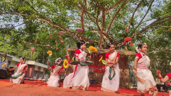 তীব্র গরম উপেক্ষা করে বর্ষবরণে মেতেছে মানুষ