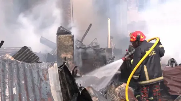 চট্টগ্রামে ফিরিঙ্গি বাজার বস্তিতে আগুন, নিয়ন্ত্রণে ৯ ইউনিট