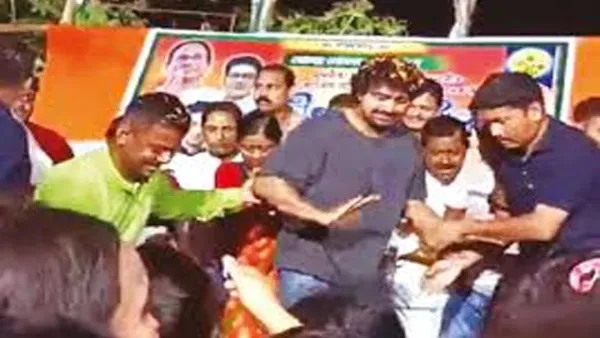 ভোটের প্রচারে বিপাকে দেব, ভেঙে পড়ল মঞ্চ