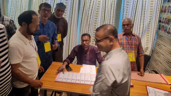 সবার আগে ভোট দিলেন যিনি (ভিডিও)