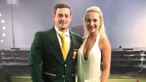 ধোনি মাঠে ঢুকতেই যে ‘সতর্কবার্তা’ পেলেন ডি ককের স্ত্রী