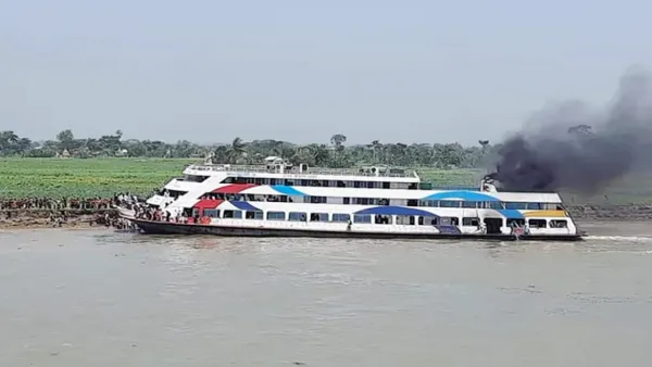 মাঝ নদীতে যাত্রীবাহী লঞ্চে আগুন