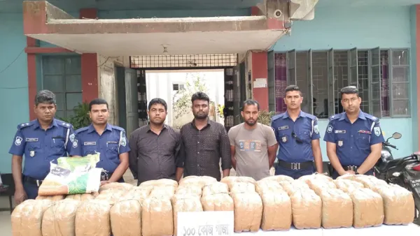 ট্রাকে মিলল ১০০ কেজি গাঁজা