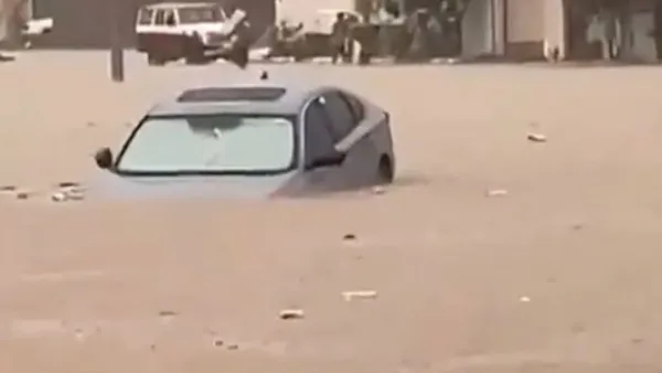 সৌদি আরবে তুমুল বৃষ্টি, ডুবে গেছে রাস্তা