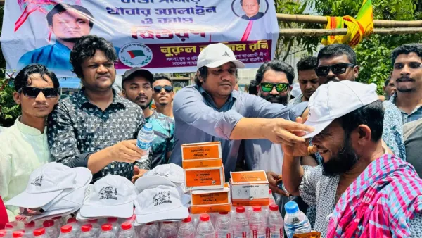 চট্টগ্রামে পানি-স্যালাইন বিতরণ করল ছাত্রলীগ