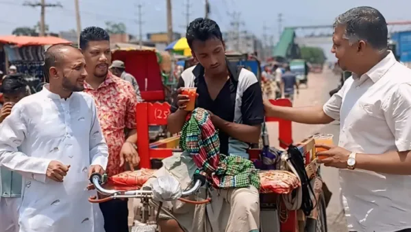 তীব্র তাপদাহে পথচারীরা পাচ্ছেন বিনামূল্যে ফলের জুস