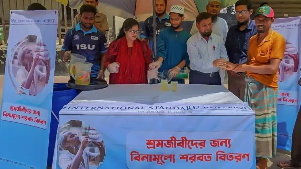 শ্রমজীবীদের মাঝে শরবত ও পানি বিতরণ করল আইএসইউ