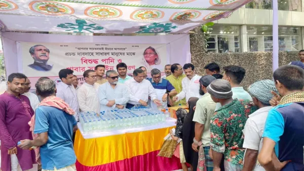 রাজধানীতে আওয়ামী লীগের পানি ও স্যালাইন বিতরণ