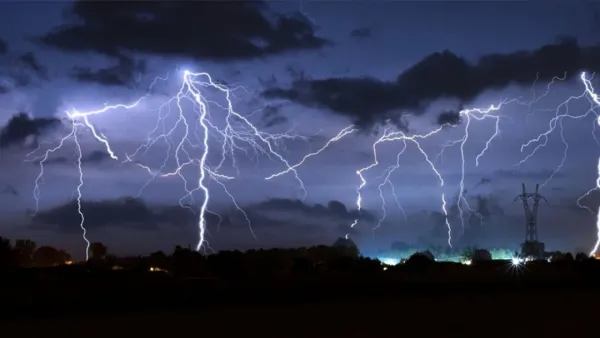 হংকংয়ে এক রাতে ১০ হাজার বজ্রপাত