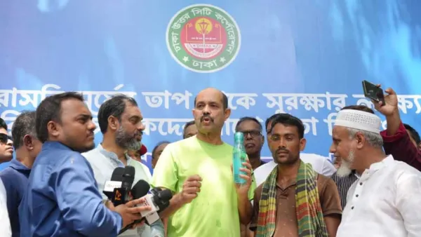 ছাতা বিতরণ করলেন ডিএনসিসি মেয়র আতিকুল