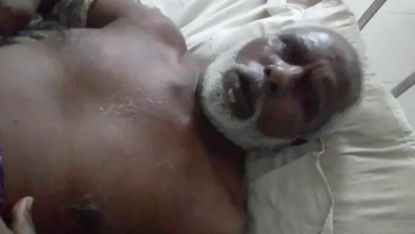 পত্রিকা বিক্রেতাকে কুপিয়ে জখম