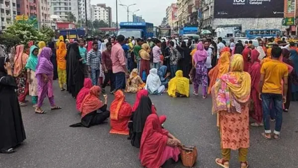 কারখানা বন্ধের প্রতিবাদে বনানীতে সড়ক অবরোধ