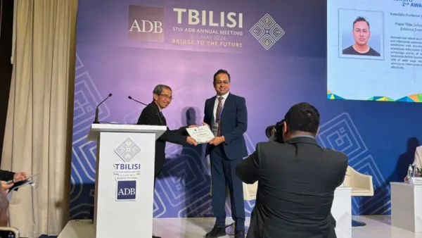 এডিবির ‘ইনোভেটিভ পলিসি রিসার্চ অ্যাওয়ার্ড’ পেলেন অধ্যাপক আবু সঞ্চয়