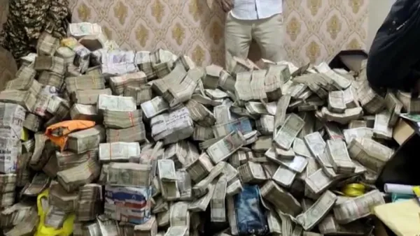 মন্ত্রীর পিএসের গৃহকর্মীর ঘরে মিলল ৩২ কোটি টাকা