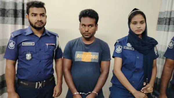 টিকিট কালোবাজারির দায়ে রেলওয়ের খালাসী কর্মী আটক