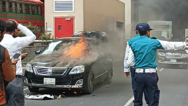 কারওয়ান বাজারে হঠাৎ প্রাইভেটকারে আগুন