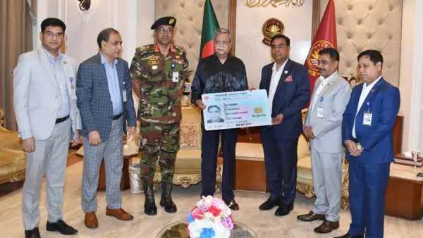 রাষ্ট্রপতির কাছে ‘বীর মুক্তিযোদ্ধা’ খচিত নতুন ‘স্মার্ট এনআইডি’ হস্তান্তর