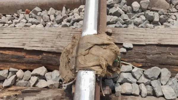 রেললাইনের ফাটলে বস্তা গুঁজে চলছে ট্রেন