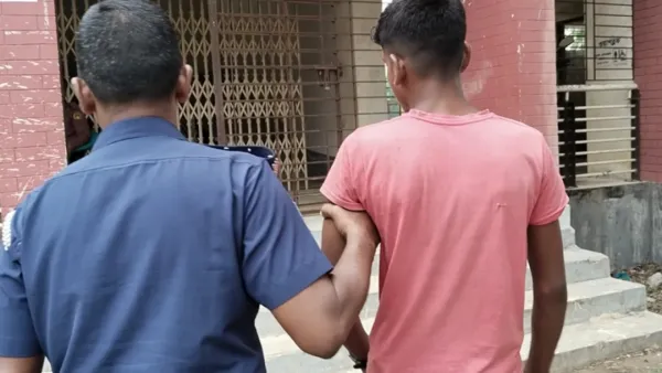 বাবার ভোট দিতে এসে ছেলে আটক