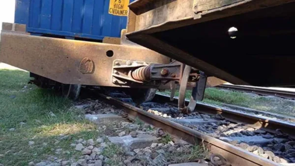 পাবনায় বগি লাইনচ্যুত: ঢাকার সঙ্গে ট্রেন যোগাযোগ বন্ধ