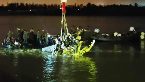 নদীর তলদেশ থেকে বিধ্বস্ত যুদ্ধবিমান উদ্ধার