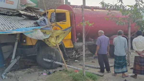 চালক ঘুমিয়ে পড়ায় দোকানে লরি, নিহত ২