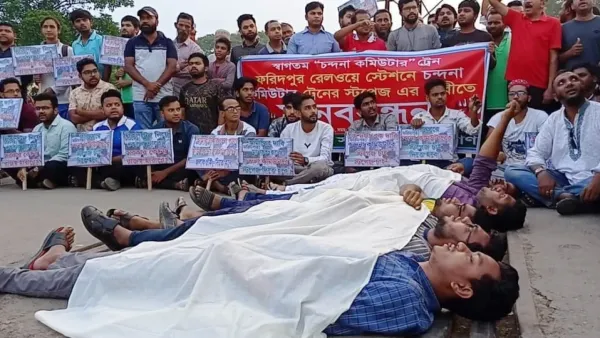 কাফনের কাপড় পরে রেললাইনে শুয়ে পড়লেন আন্দোলনকারীরা