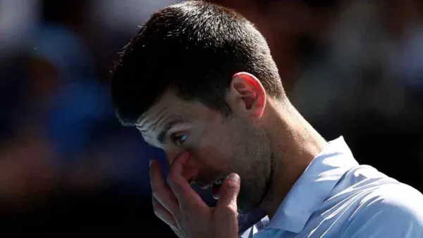 ‘অটোগ্রাফ’ দেওয়ার সময় জোকোভিচের মাথায় পানির বোতলের আঘাত