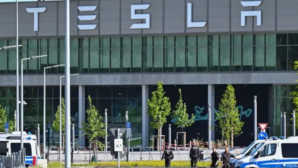 জার্মানিতে টেসলাবিরোধী বিক্ষোভ, গ্রেপ্তার ২৩