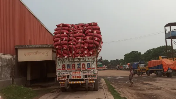 হিলি বন্দর দিয়ে সাড়ে ৫ মাস পর এল পেঁয়াজ