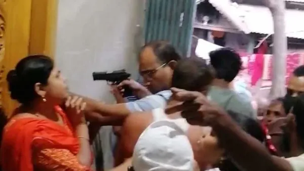 নারীর মাথায় ডিবি কর্মকর্তার পিস্তল ঠেকানোর ঘটনায় আদালতে মামলা