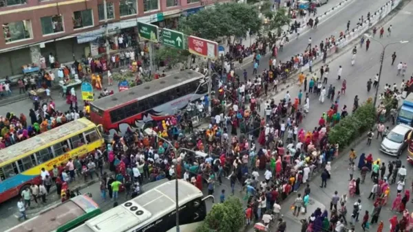 কুড়িলে পোশাকশ্রমিকদের অবরোধ, তীব্র যানজট