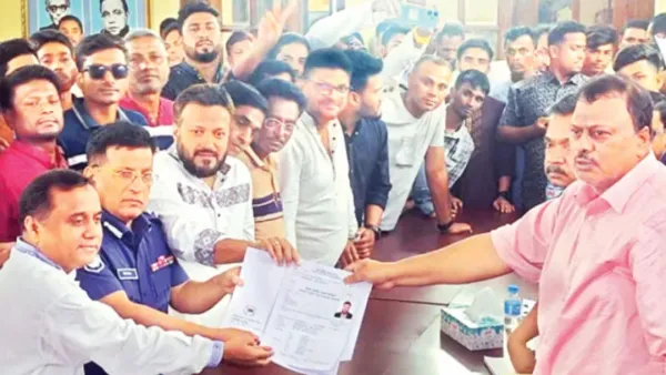 সেই অতিরিক্ত ডিআইজির বিরুদ্ধে ব্যবস্থা নেওয়ার নির্দেশ ইসির