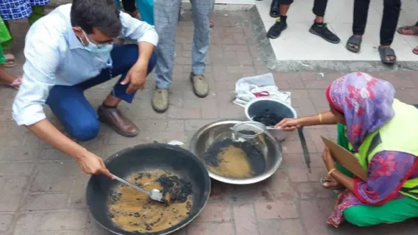 অভিনব কায়দায় স্বর্ণ পাচারের চেষ্টা, আটক ১