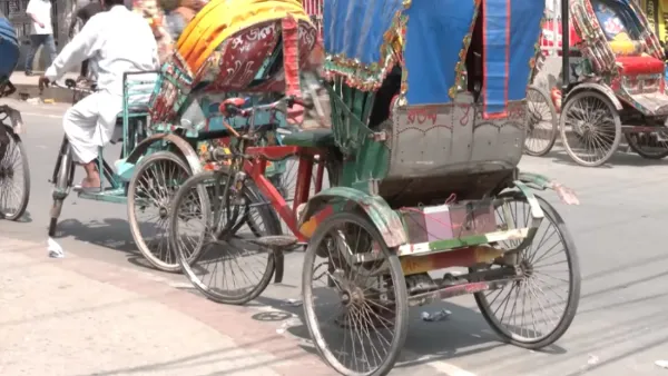 সড়ক অবরোধ করে বিক্ষোভ করছেন অটোরিকশা চালকরা