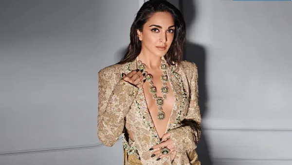 কানের রেড কার্পেটে নজর কাড়লেন কিয়ারা