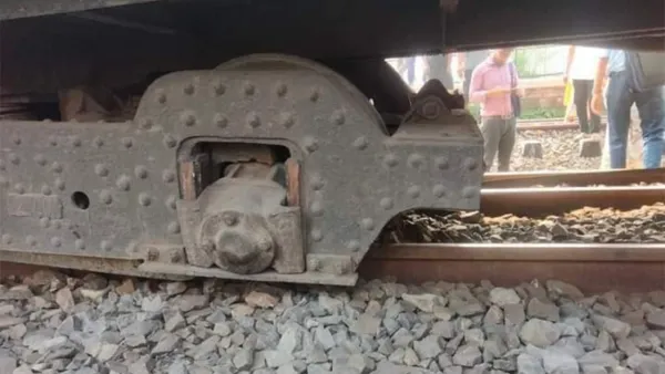 গাজীপুরে তুরাগ কমিউটারের চাকা ভেঙে বগি লাইনচ্যুত