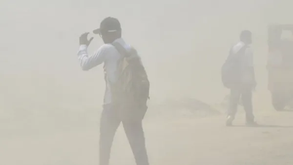 বায়ুদূষণে আজ শীর্ষে দিল্লি, ঢাকার অবস্থান কত?