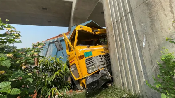 মেট্রোরেলের পিলারে ধাক্কা লেগে দুমড়েমুচড়ে গেল ট্রাক