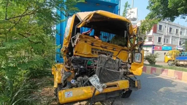 কালিহাতীতে কাভার্ডভ্যান-লরির সংঘর্ষ, চালকসহ নিহত ২