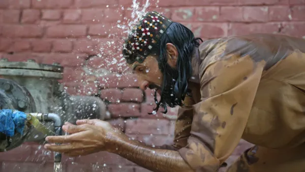 ৫২ ডিগ্রি তাপমাত্রায় পুড়ছে পাকিস্তান