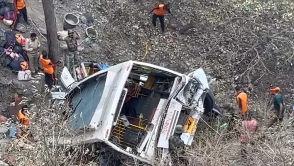 যাত্রীবাহী বাস খাদে, নিহত ২১