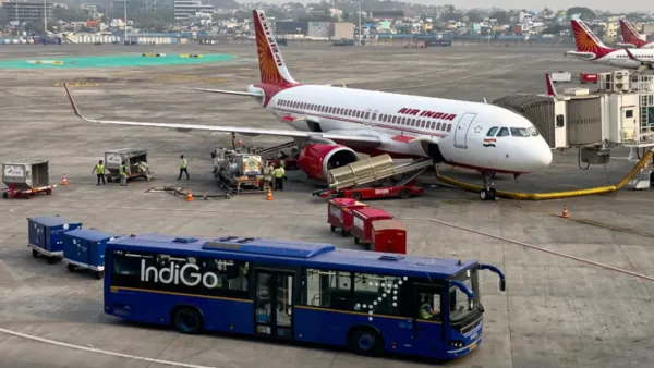 এবার মুম্বাই বিমানবন্দরে বোমা আতঙ্ক, জরুরি অবতরণ