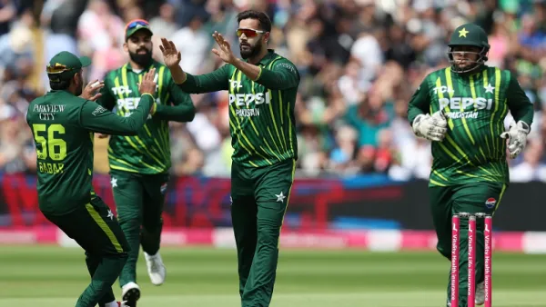 মাঠেই কান্নায় ভেঙে পড়লেন পাকিস্তানি ক্রিকেটার, নেতার পরিচয় দিলেন বাবর