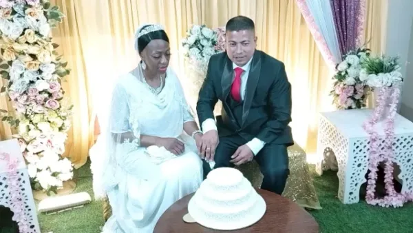 ২৫ বছরের যুবকের টানে ফেনীতে ৫৫ বছরের মার্কিন নারী