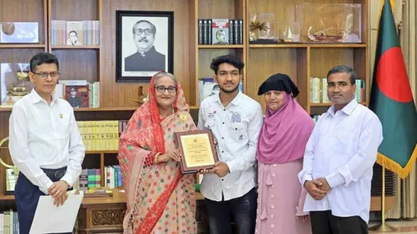 কলেজছাত্রকে পুরস্কৃত করলেন প্রধানমন্ত্রী